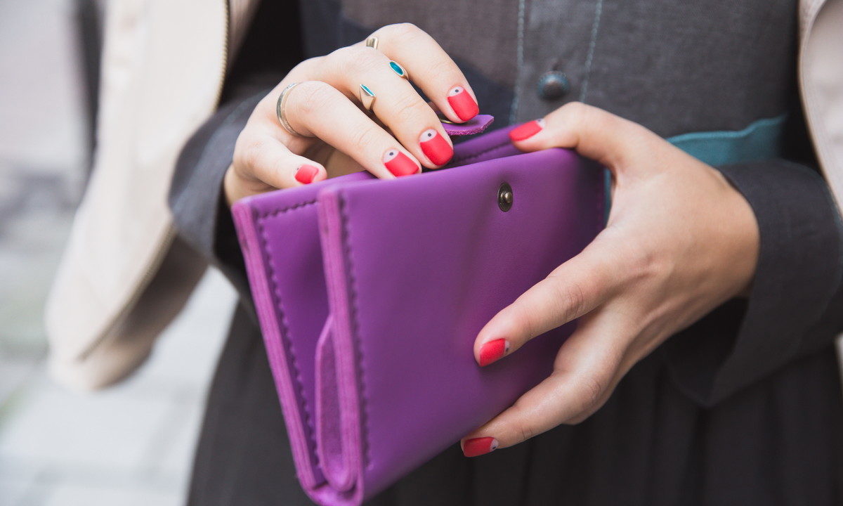 紫の財布には どんな風水効果がある 金運をアップさせる上手な使い方 ウラソエ