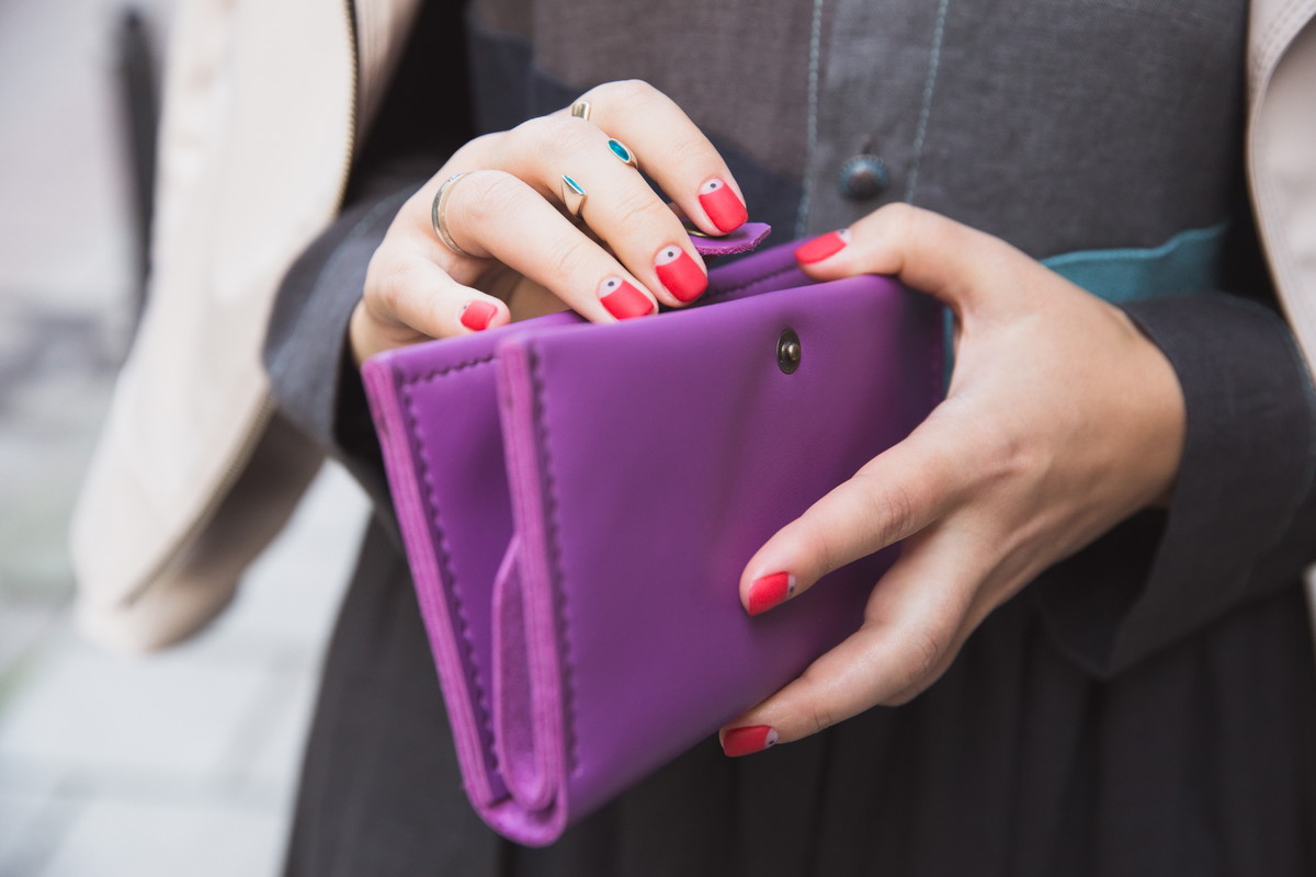 紫の財布には どんな風水効果がある 金運をアップさせる上手な使い方 ウラソエ
